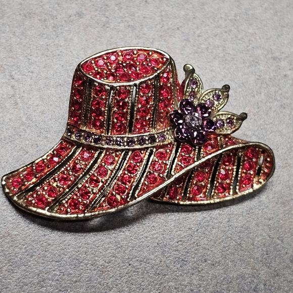 Vintage Red Hat Brooch Rhinestone Ref Purple Pin - Picture 1 of 6